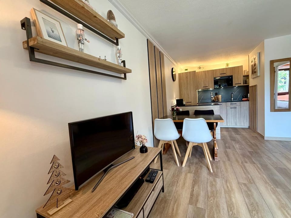 Communal lounge/ TV room, TV and multimedia, Dining area, stove