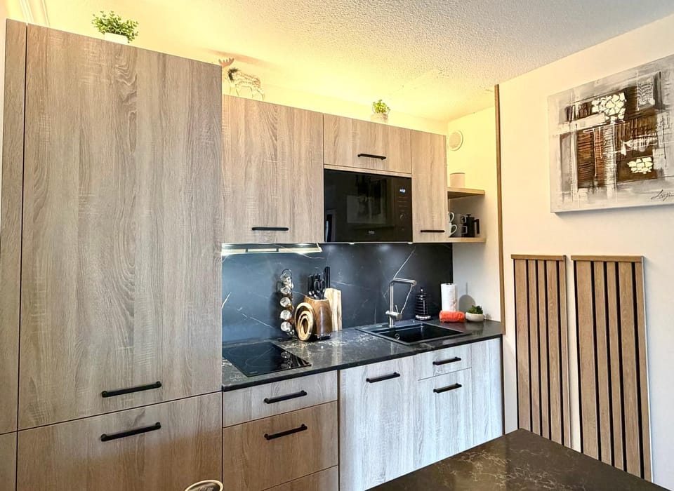 Coffee/tea facilities, Kitchen or kitchenette, oven, stove