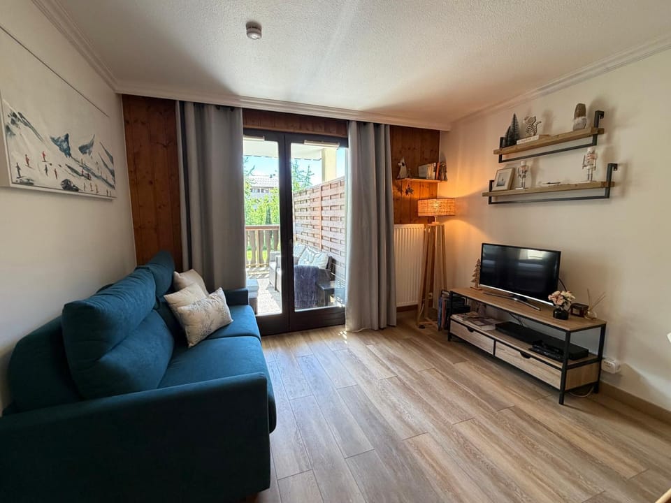 Communal lounge/ TV room, TV and multimedia, Living room, Seating area, Evening entertainment