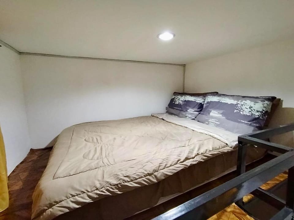 Bedroom, bunk bed