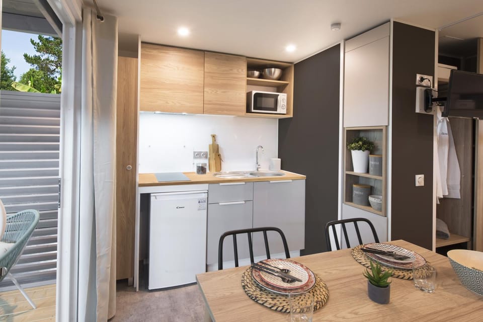 Kitchen or kitchenette