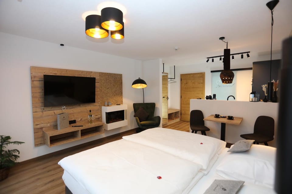 Bed, TV and multimedia, Living room, Seating area, Dining area, Bedroom