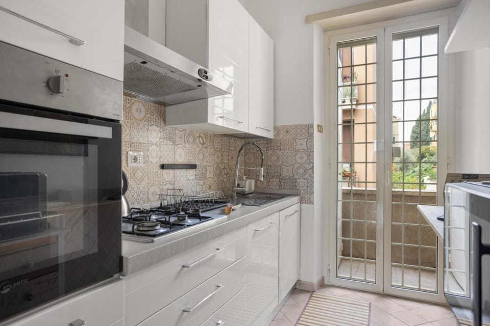 Kitchen or kitchenette, dishwasher, oven