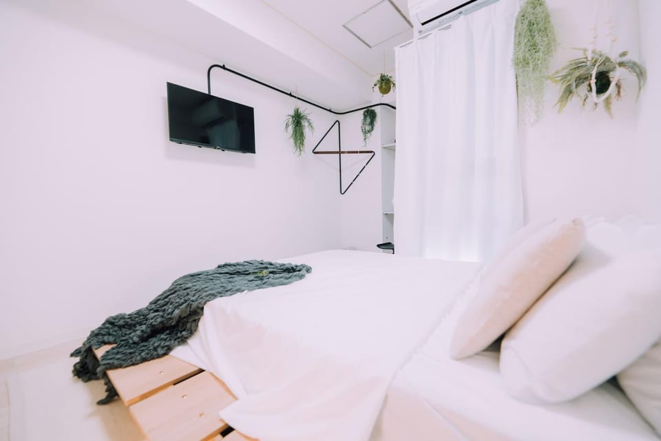 Bed, TV and multimedia, Bedroom