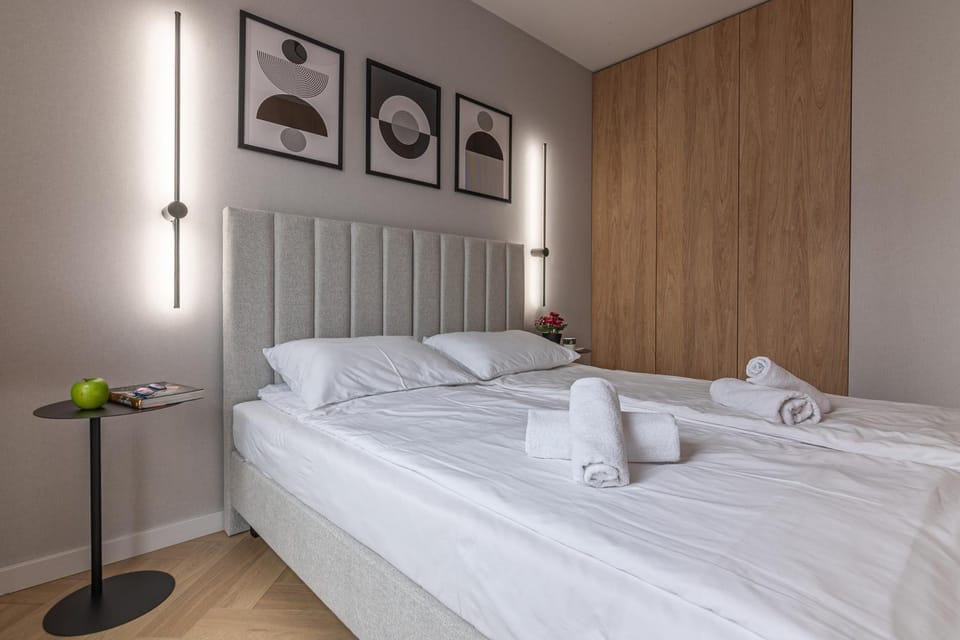 Bed, Bedroom, towels