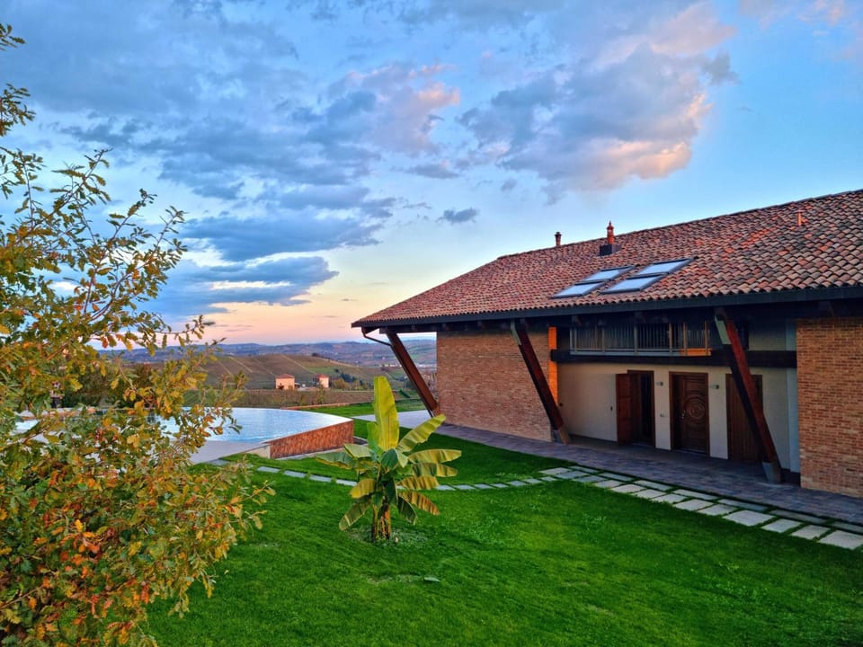 Property building, Natural landscape, Garden, Mountain view, Pool view, Swimming pool