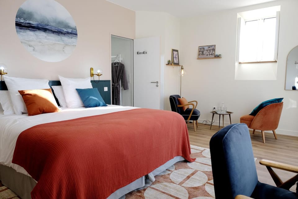 Bed, Living room, Photo of the whole room, Seating area, Bedroom