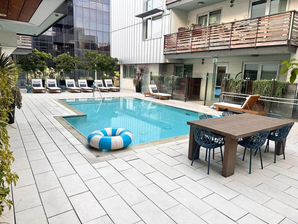 Communal lounge/ TV room, Day, Balcony/Terrace, Pool view, Swimming pool, sunbed