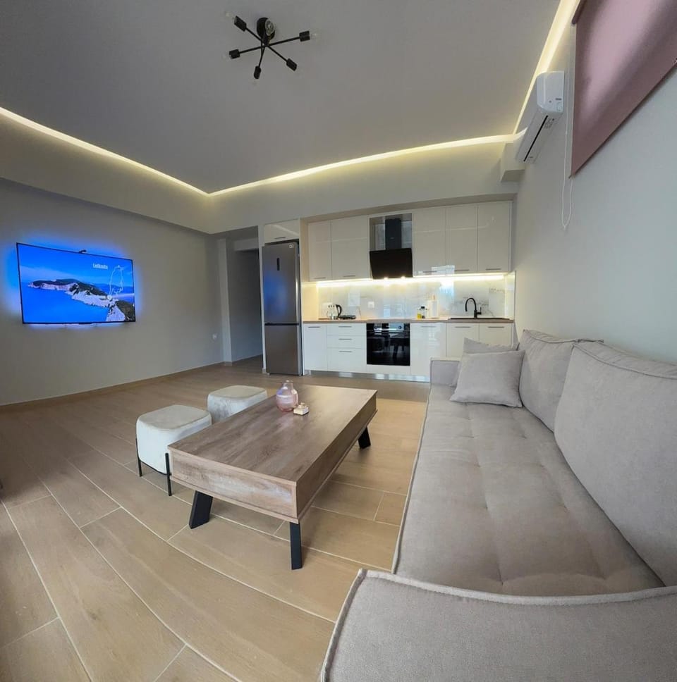 TV and multimedia, Kitchen or kitchenette, Living room, Seating area, Dining area, stove