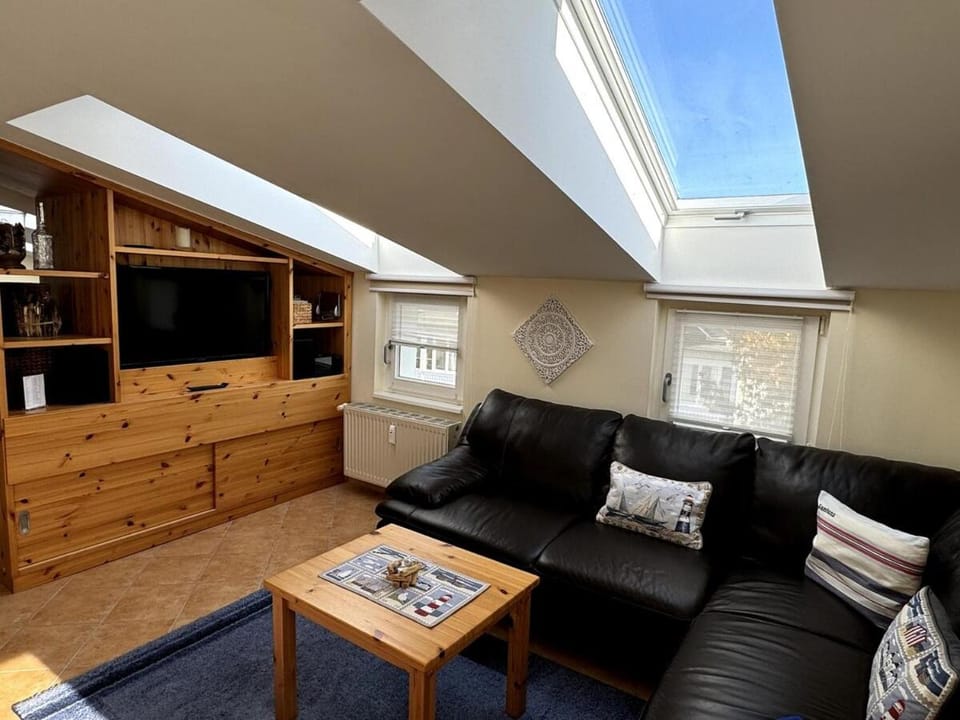 TV and multimedia, Living room, Seating area, Evening entertainment