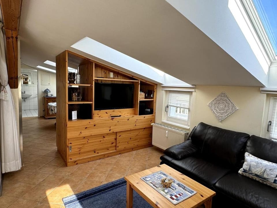 TV and multimedia, Living room, Seating area, Evening entertainment
