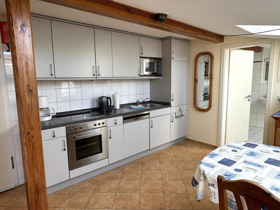 Coffee/tea facilities, Kitchen or kitchenette, Dining area, dishwasher, oven, stove, toaster