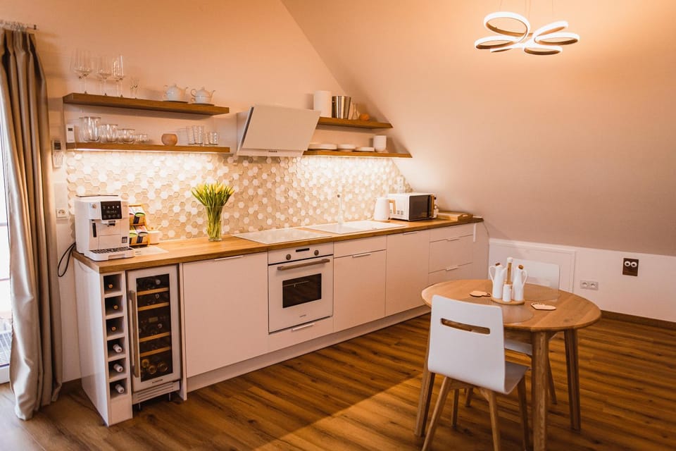 Coffee/tea facilities, Kitchen or kitchenette, Dining area, stove, toaster