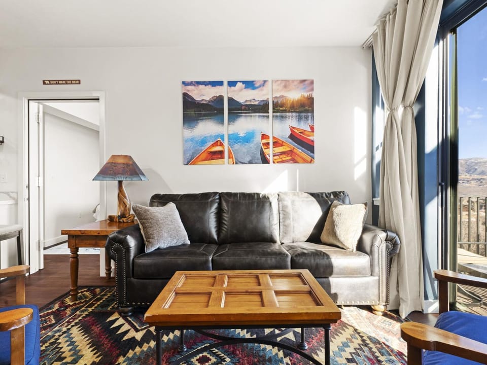 Top Floor Deer Valley Gondola Lakefront Condo- Great views Apartment hotel in Wasatch County