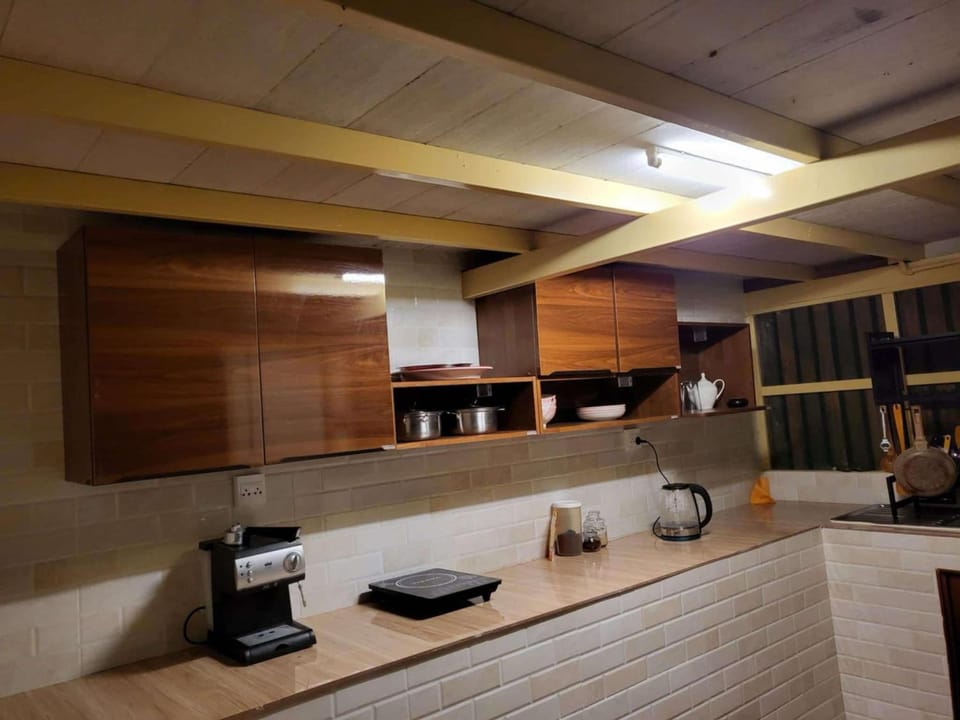 Coffee/tea facilities, Kitchen or kitchenette, stove