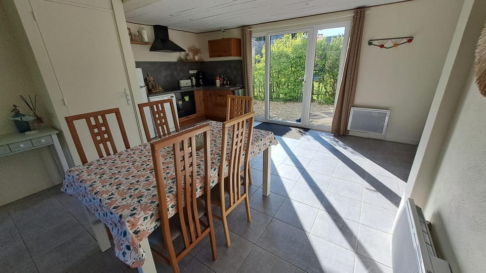 Kitchen or kitchenette, Dining area, oven, stove