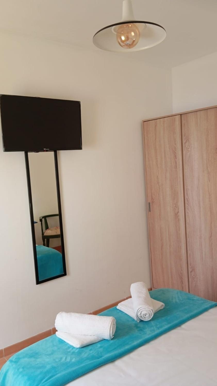 Habitaciones con baños privados a 10 minutos de la Catedral en zona de aparcamientos gratis Vacation rental in Andalusia