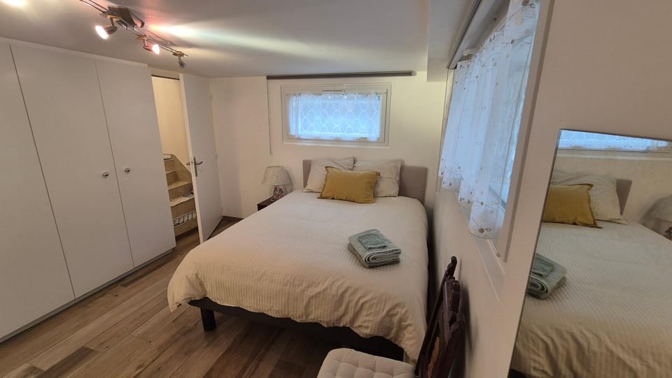 Bed, Photo of the whole room, Bedroom, internet, towels