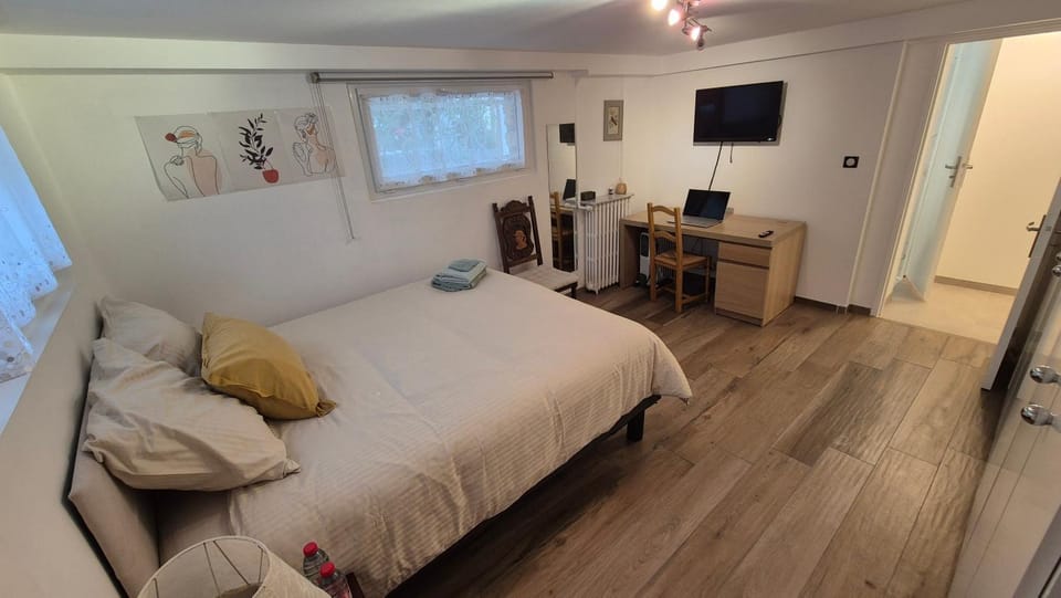 Bed, TV and multimedia, Photo of the whole room, Bedroom, internet