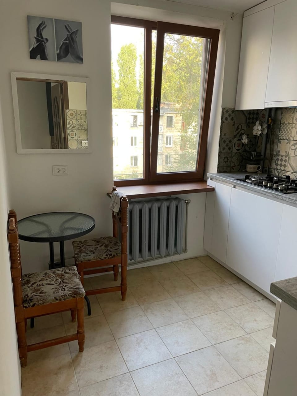 Kitchen or kitchenette, Dining area