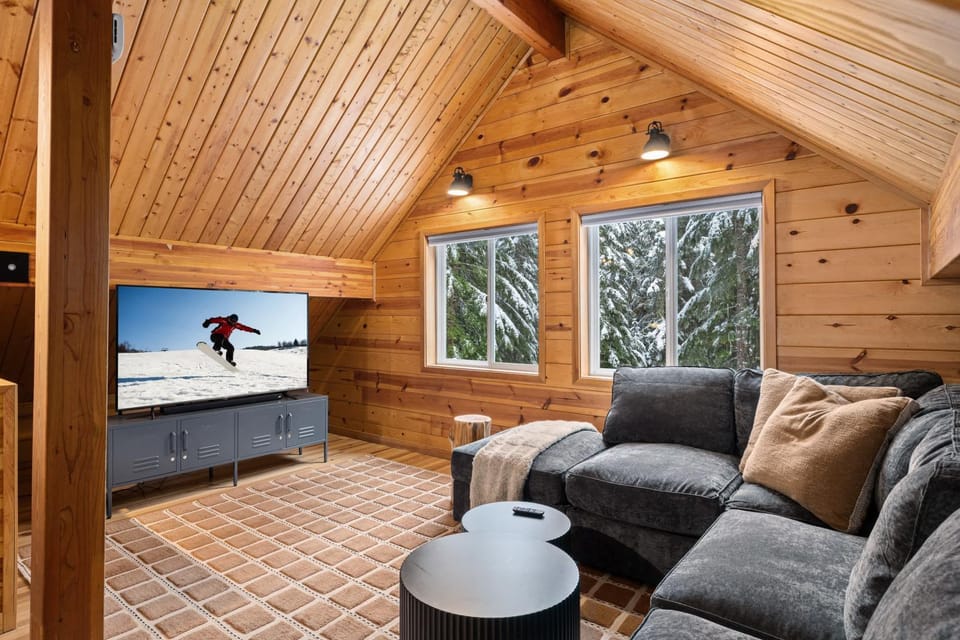 Alpine Retreat at Snoqualmie Pass- 5-Min to Slopes, Private Creek, BBQ, Fireplace, Smart TVs, Kids Games, Hi-Speed Wi-Fi House in Snoqualmie Pass