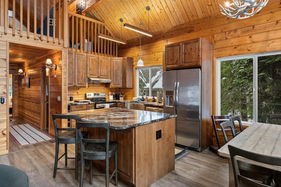 Alpine Retreat at Snoqualmie Pass- 5-Min to Slopes, Private Creek, BBQ, Fireplace, Smart TVs, Kids Games, Hi-Speed Wi-Fi House in Snoqualmie Pass