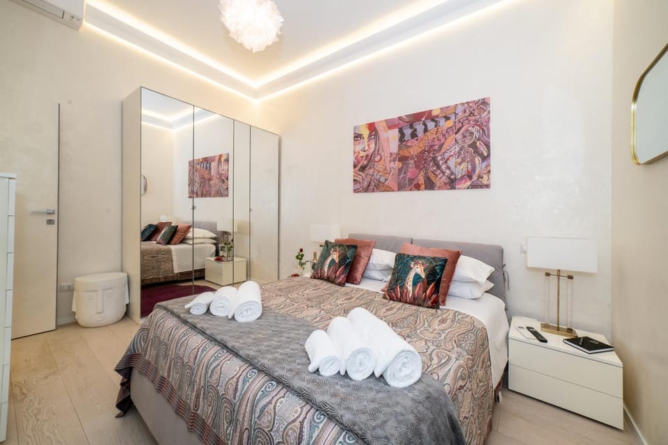 Bedroom, towels, wardrobe