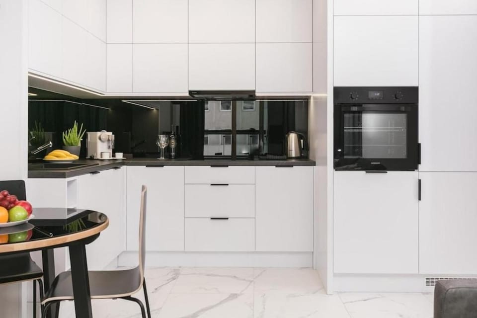 Coffee/tea facilities, Kitchen or kitchenette, oven, stove