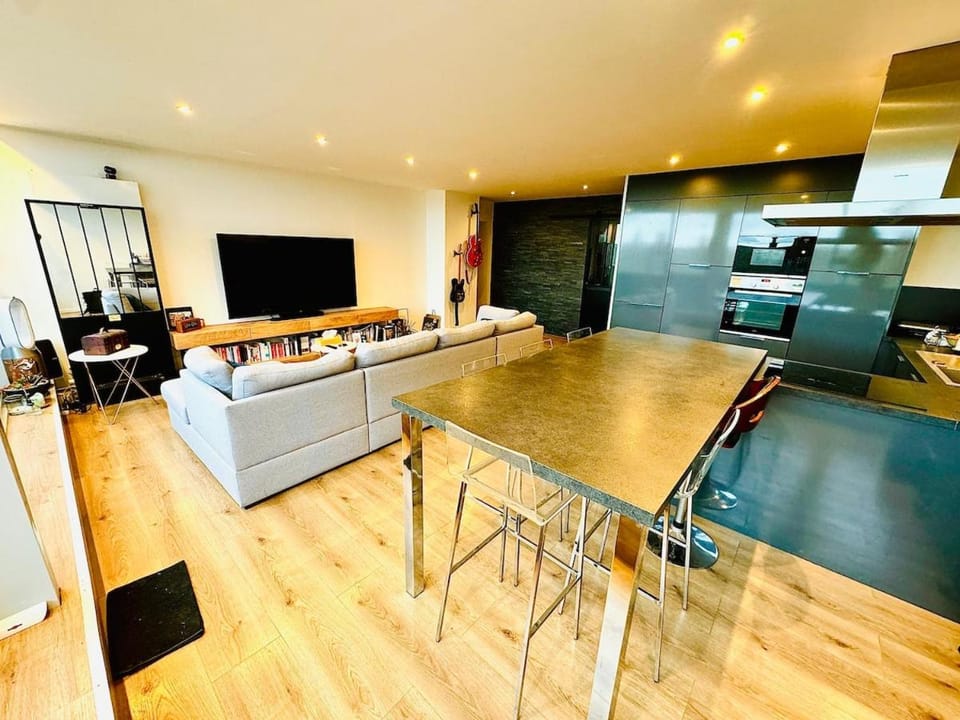 TV and multimedia, Kitchen or kitchenette, Living room, Seating area, Dining area, oven, stove