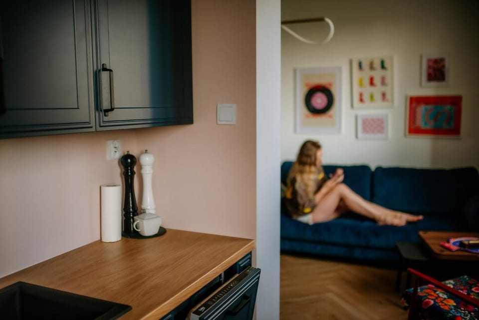 People, Living room, Decorative detail, Seating area, Landmark view, Breakfast
