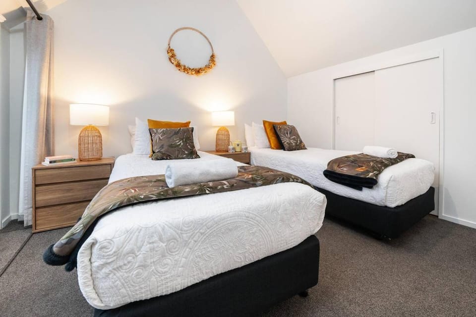 Sarahs Scenic Stay Mountain Lake Views Apartment in Queenstown