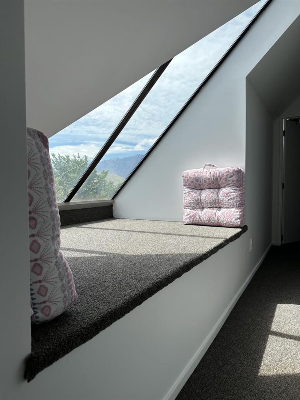 Sarahs Scenic Stay Mountain Lake Views Apartment in Queenstown