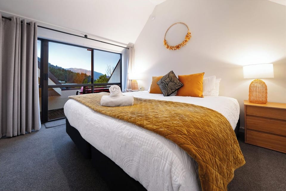 Sarahs Scenic Stay Mountain Lake Views Apartment in Queenstown