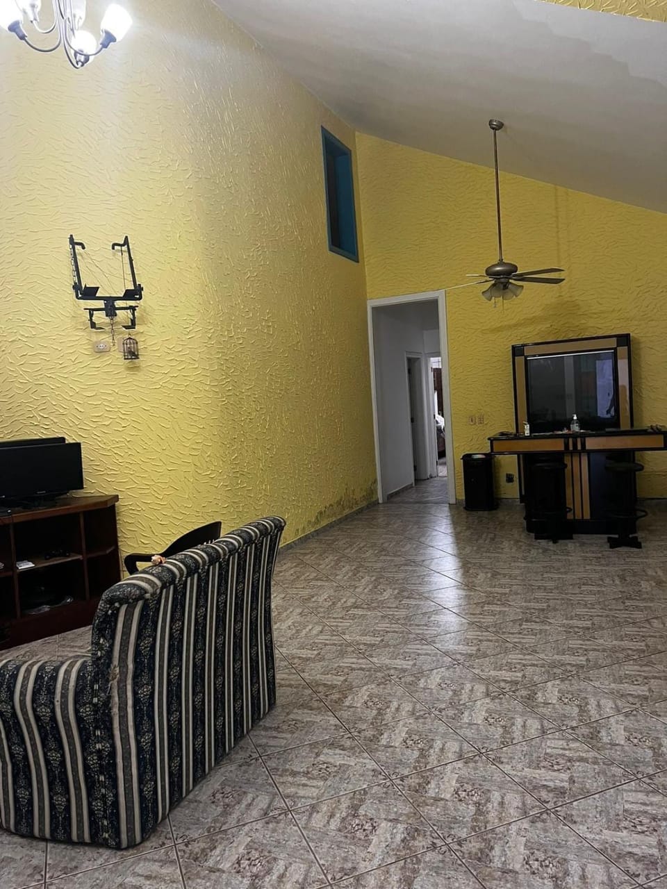 Casa com piscina para 18 pessoas, wi-fi 3 quartos 4 banheiros estacionamento interno churrasqueira e forno de pizza 230m2 de área constuida aceita pets House in Bertioga