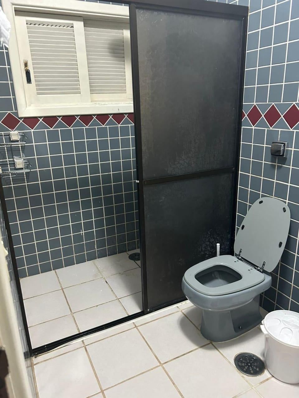 Casa com piscina para 18 pessoas, wi-fi 3 quartos 4 banheiros estacionamento interno churrasqueira e forno de pizza 230m2 de área constuida aceita pets House in Bertioga