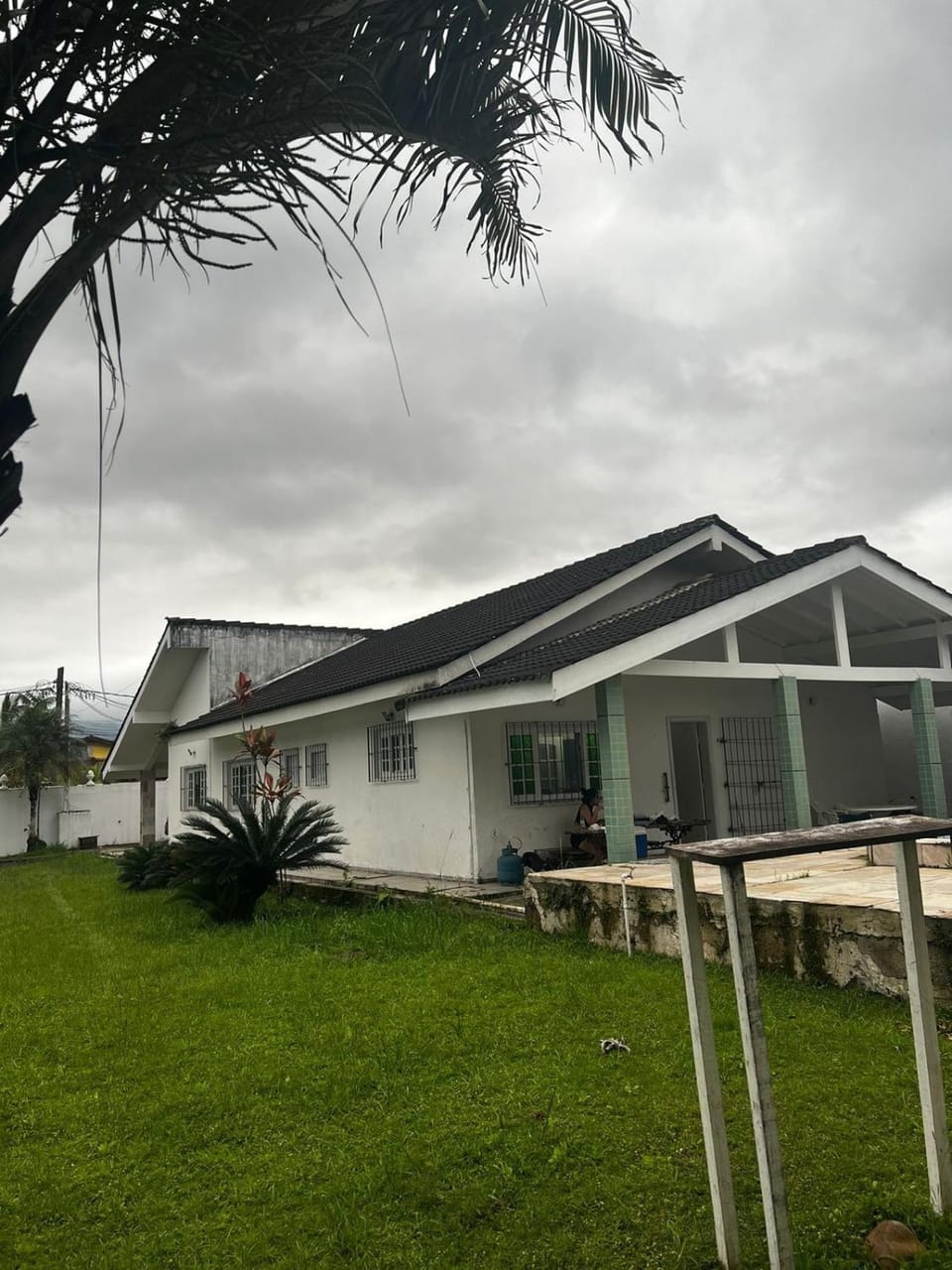 Casa com piscina para 18 pessoas, wi-fi 3 quartos 4 banheiros estacionamento interno churrasqueira e forno de pizza 230m2 de área constuida aceita pets House in Bertioga