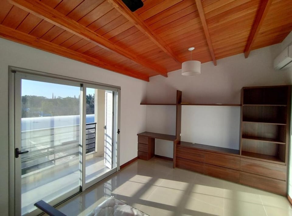 Duplex 4 bedroom House in Victoria
