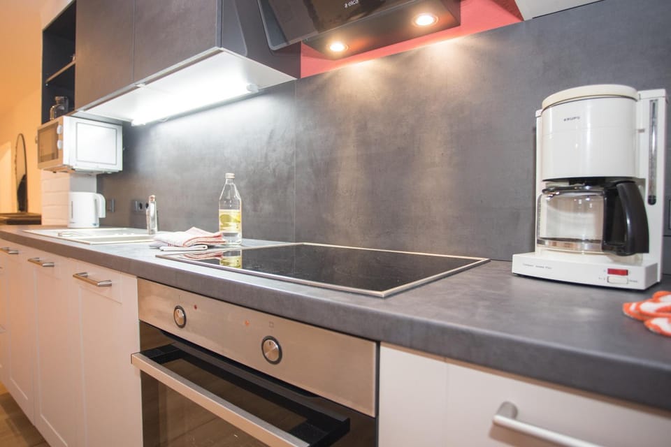 Coffee/tea facilities, Kitchen or kitchenette, dishwasher, stove