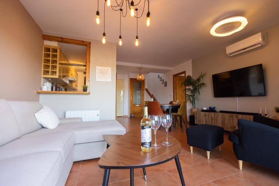 TV and multimedia, Seating area, Evening entertainment, air conditioner