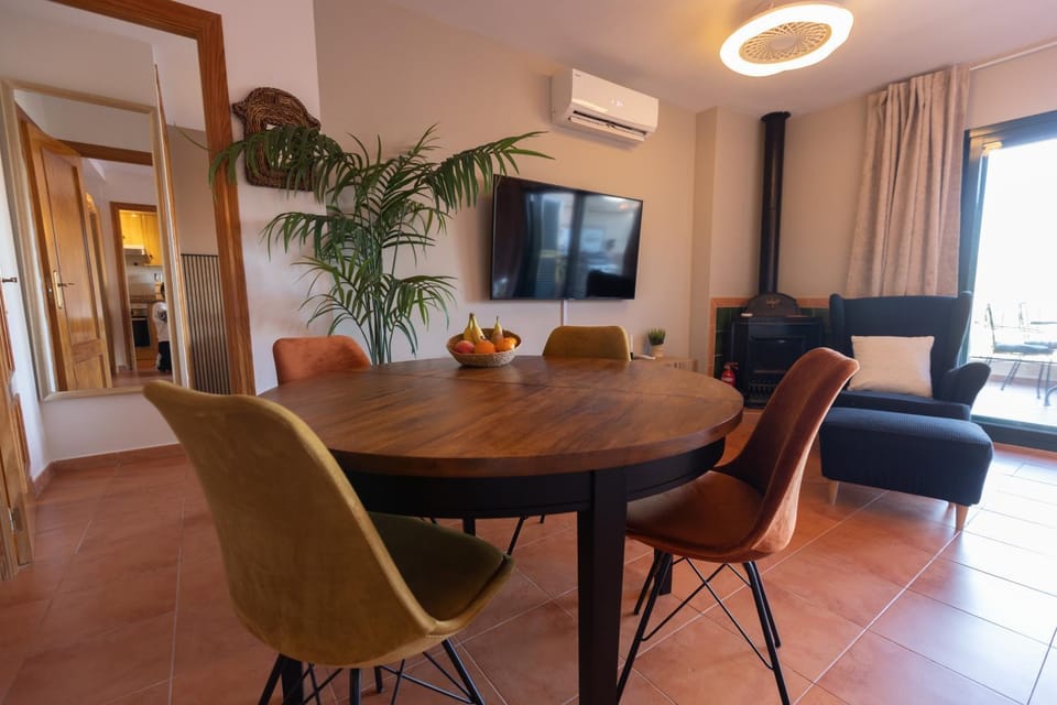 TV and multimedia, Living room, Seating area, Dining area, Evening entertainment, air conditioner