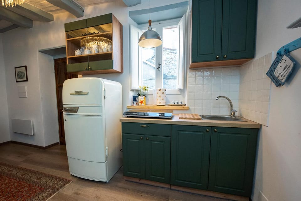 Facade/entrance, Food close-up, Kitchen or kitchenette, Internal: Not applicable to any particular room