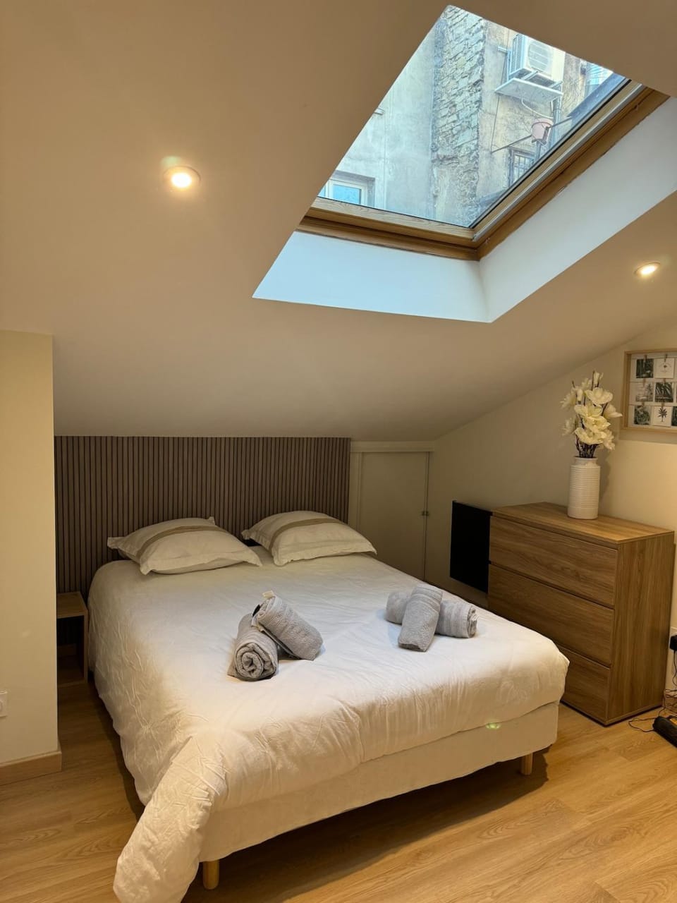 Bed, Photo of the whole room, Bedroom, towels