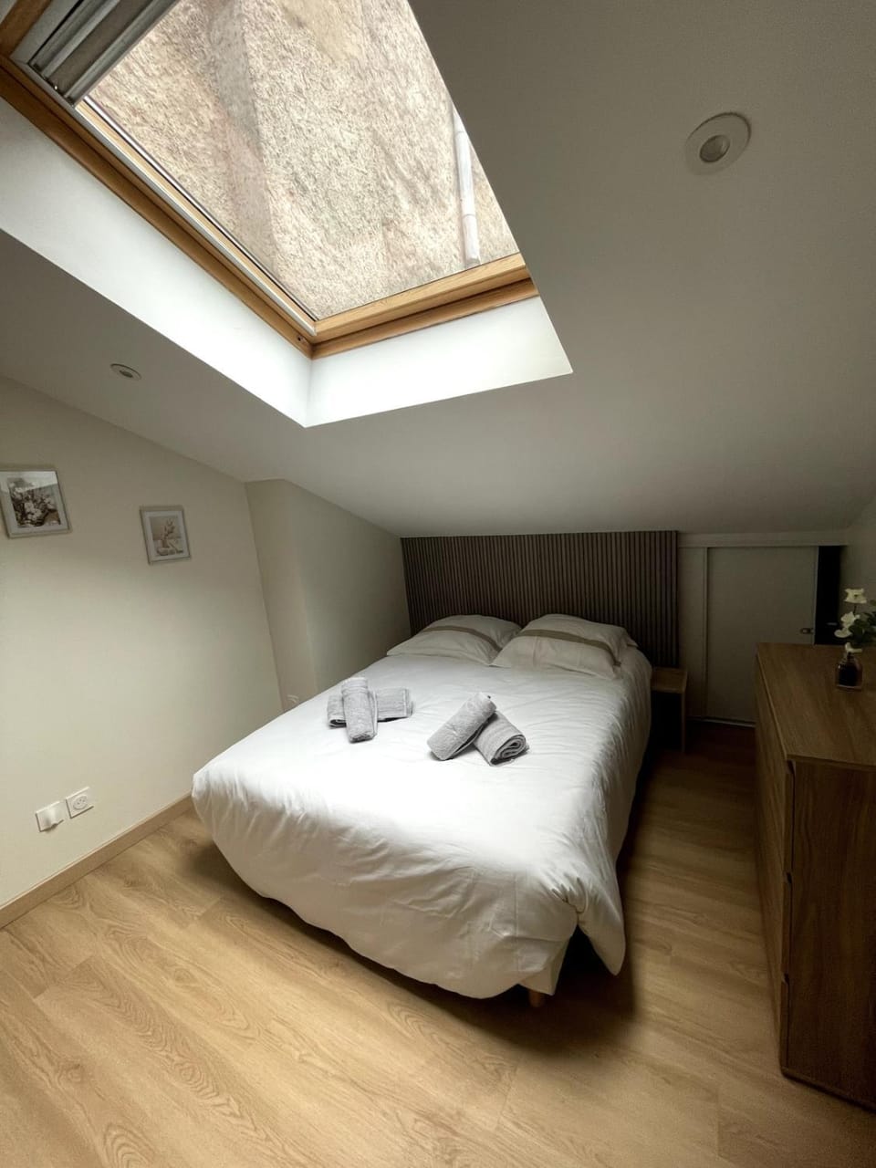 Bed, Photo of the whole room, Bedroom, towels