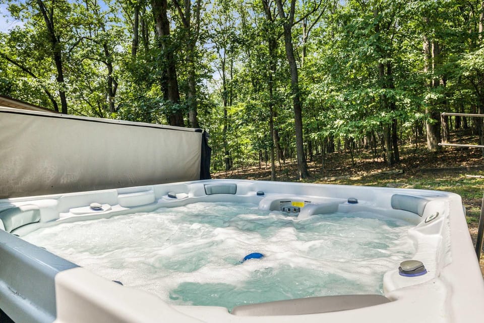Cozy Retreat - Sauna Hot Tub & Game Room in VA House in Massanutten