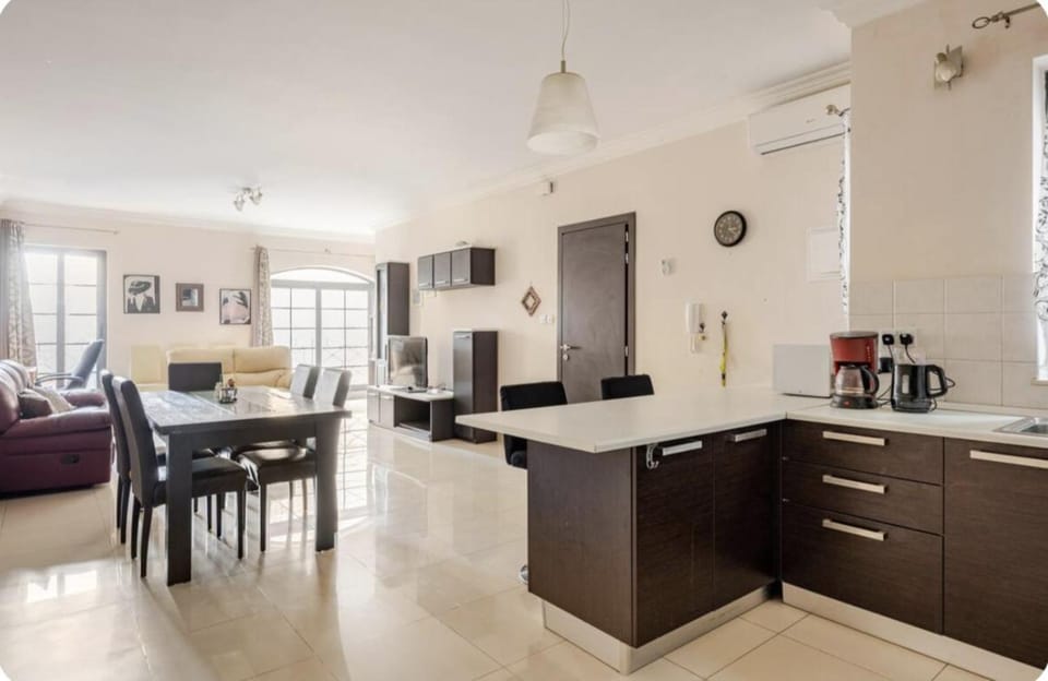 Coffee/tea facilities, Kitchen or kitchenette, Living room, Seating area, Dining area