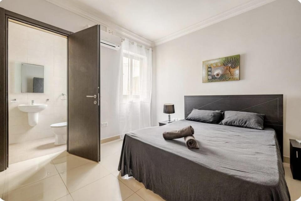 Bed, Bathroom