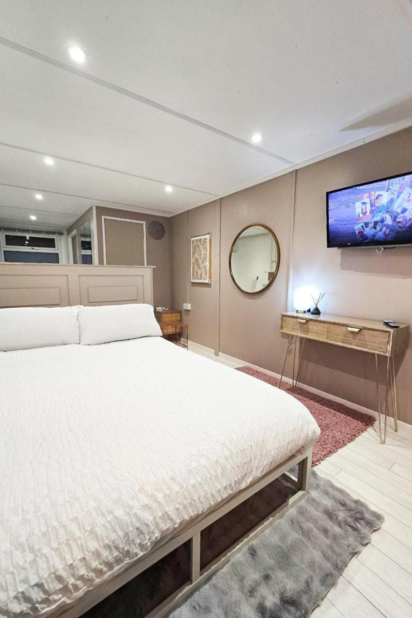 Bed, TV and multimedia, Bedroom