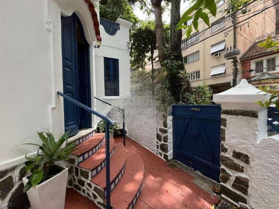 Property building, Facade/entrance, Day, Neighbourhood, Street view