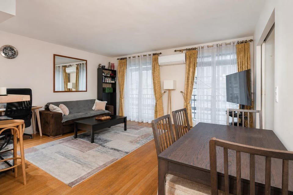 Luxury and Elegance Georges V with AC Apartment in Paris
