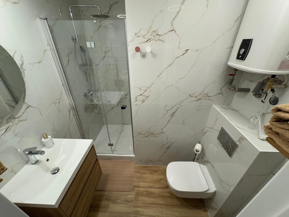 Shower, Toilet, Bathroom, towels
